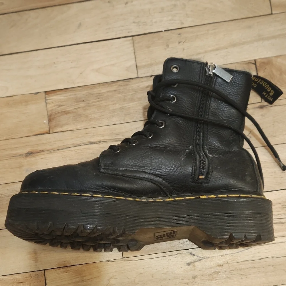 Dr. Martens Black Ankle Boots with Cream Lining - Picture 8 of 16